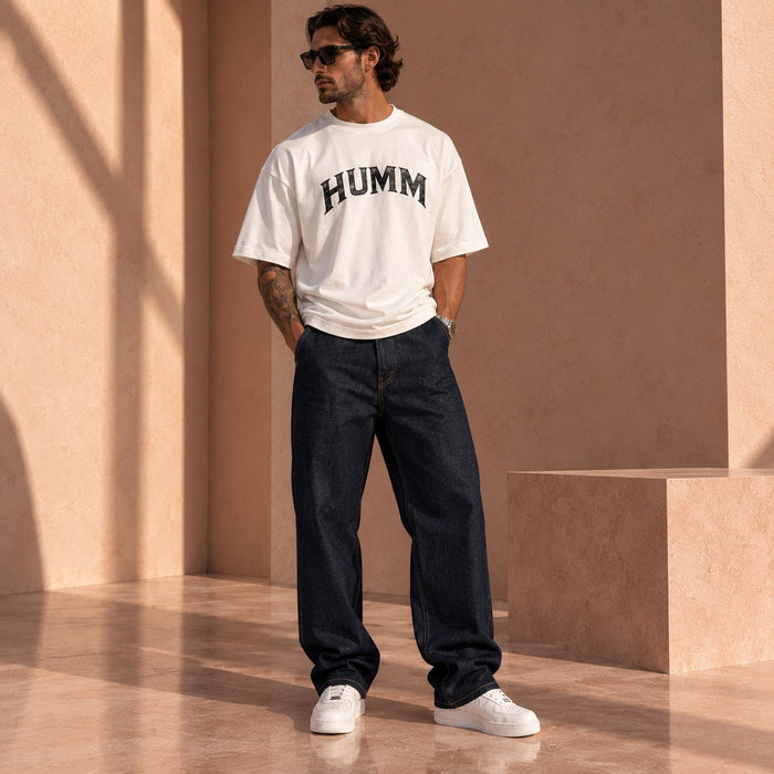 The Hourglass gedragen met HUMM Denim Indigo, ontwerpbeeld gemaakt met AI