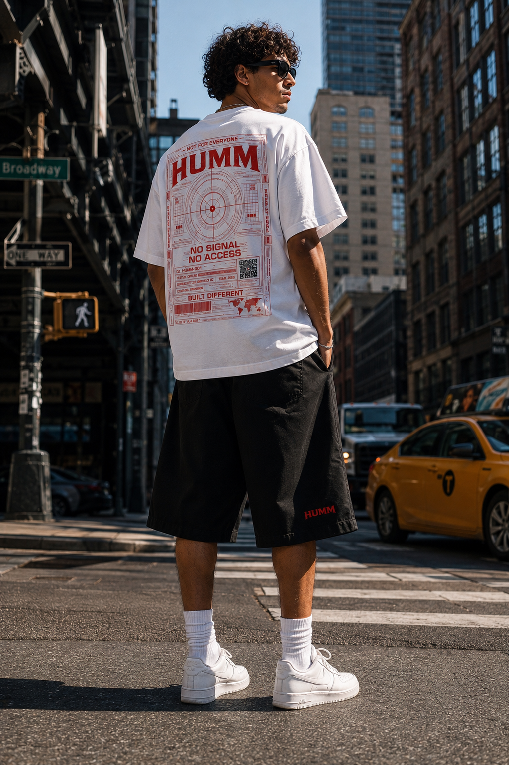 HUMM The Signal, rugprint met radar en NO SIGNAL NO ACCESS, gedragen op Broadway in New York