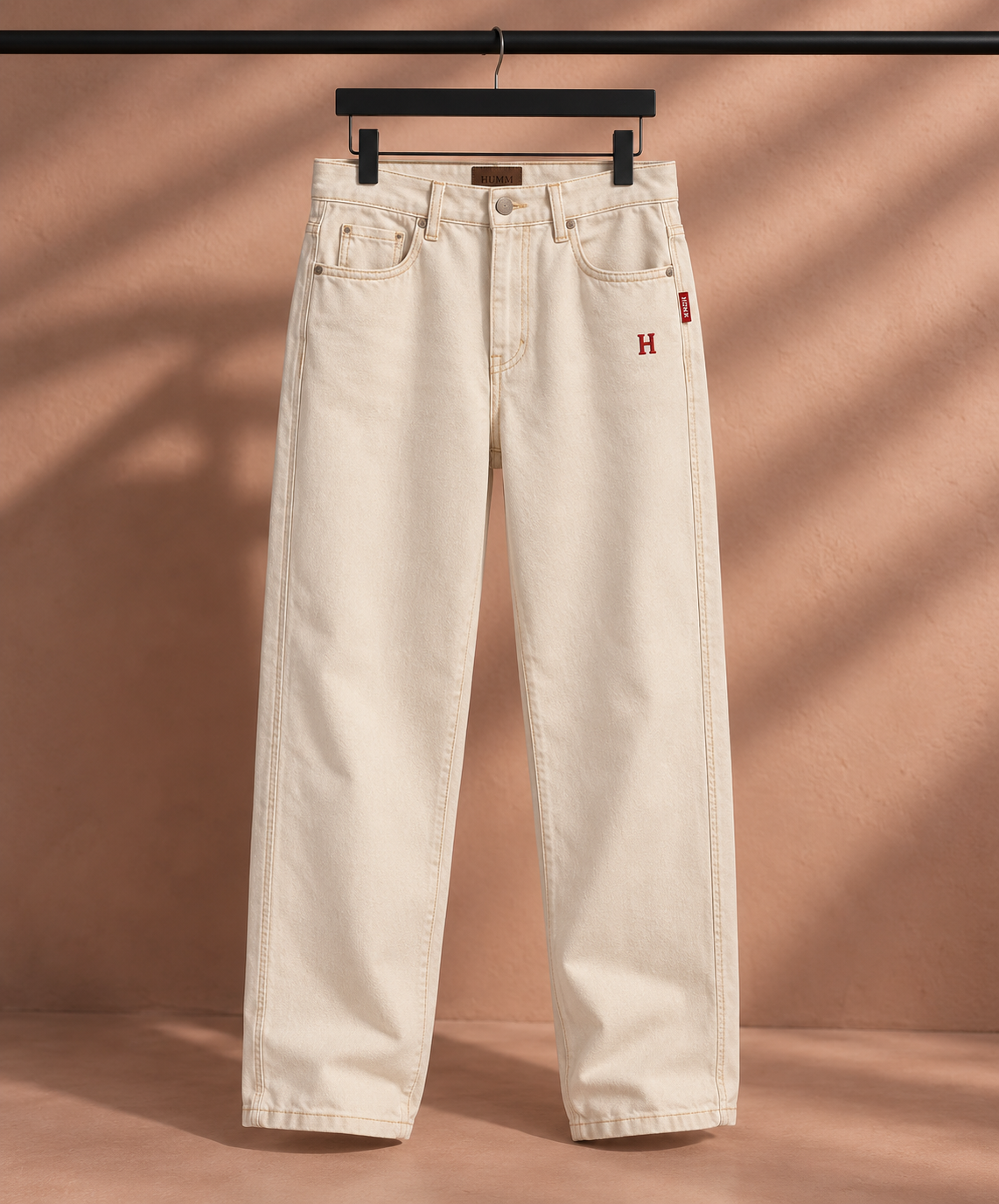 HUMM Denim Ecru, vooraanzicht met rode geborduurde H, HUMM-leerpatch en rood labeltje