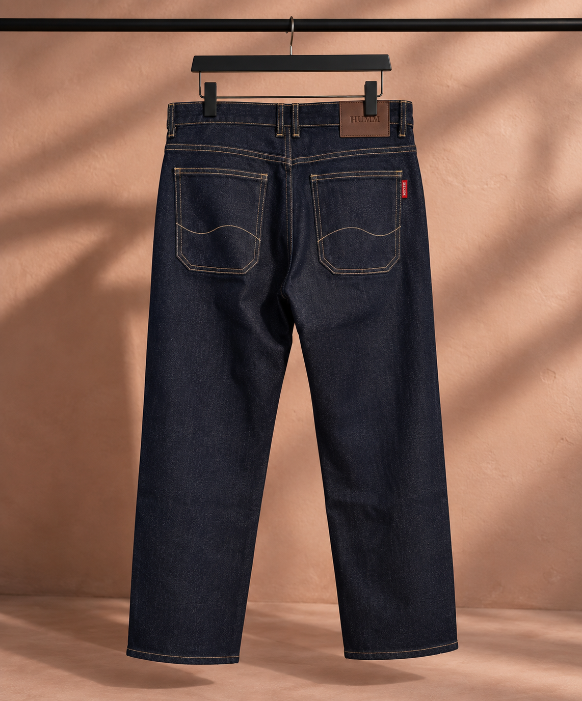 HUMM Denim Indigo, achterkant met HUMM-leerpatch, rood labeltje en contrasterend stiksel