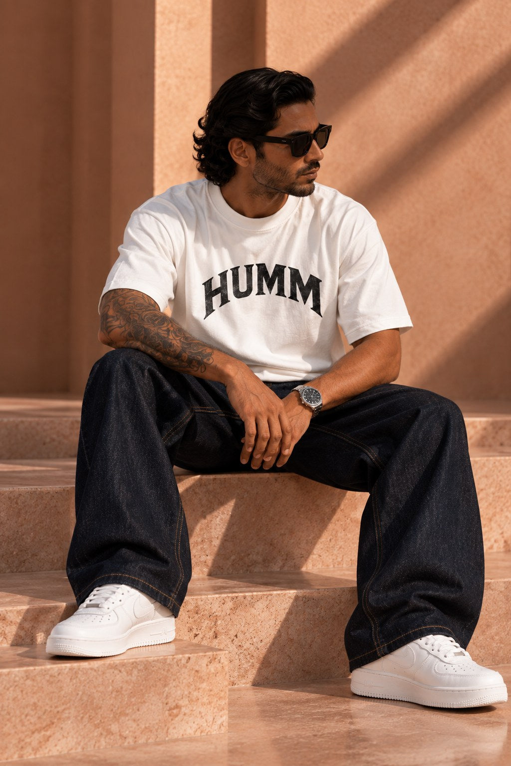 HUMM Denim Indigo gedragen, zittend, ontwerpbeeld gemaakt met AI