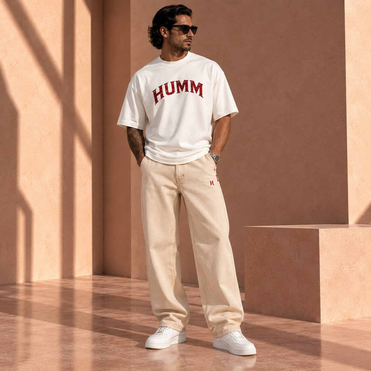 HUMM Denim Ecru gedragen met The Performance, ontwerpbeeld gemaakt met AI