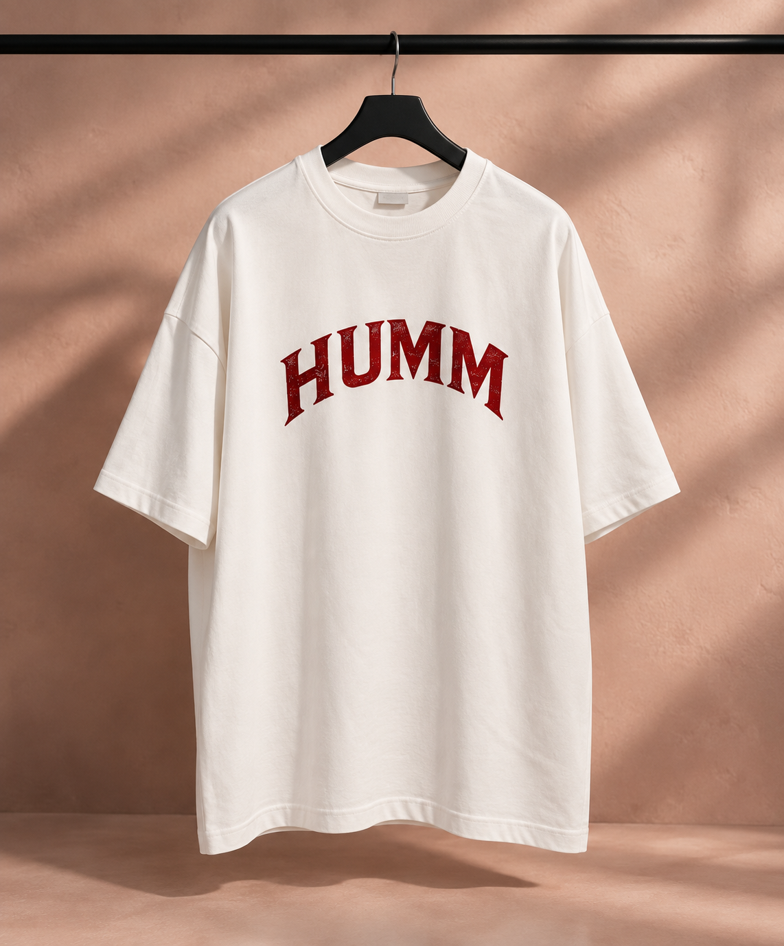 The Performance, off-white oversized tee met het HUMM-boogje in rood op de voorkant